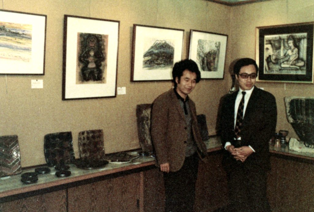 Jun Kaneko (left) and his former teacher Satoshi Ogawa at their joint exhibition in Nagoya.