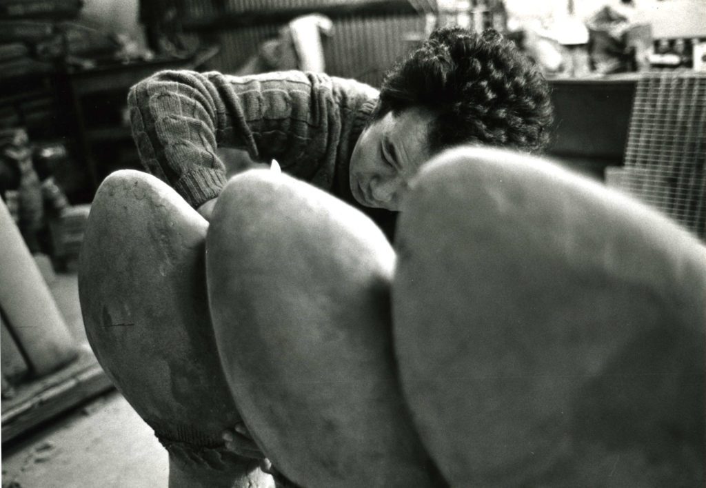 Jun Kaneko sculpting at his studio in Temple City, CA,1968.