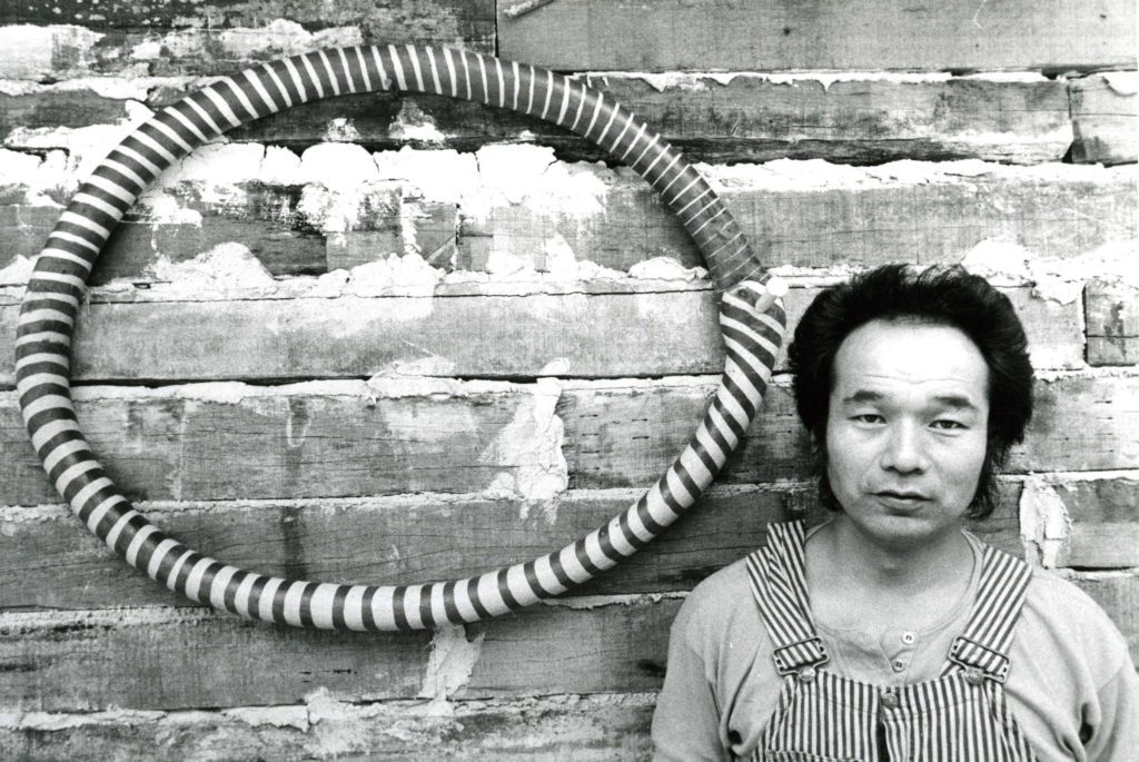 Jun Kaneko and a hoop sculpture outside his house in Nagura, 1978.