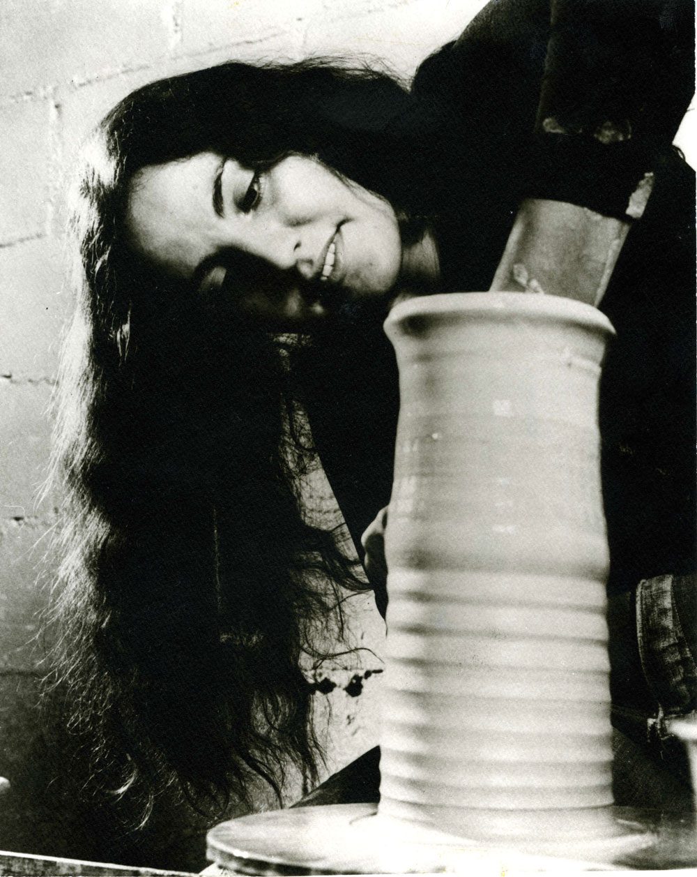 Ree Kaneko working in her studio in 1971. Photo courtesy Ree Kaneko.